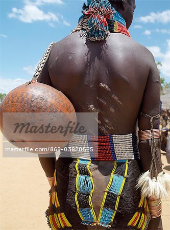 Une jupe en cuir décorés d'une femme de Hamar.Le Hamar sont des pasteurs nomades semi du sud-ouest de l'Éthiopie qui vivent rude pays autour des montagnes de Hamar du Sud-Ouest Ethiopia.Their tout mode de vie est basé sur les besoins de leurs animaux.