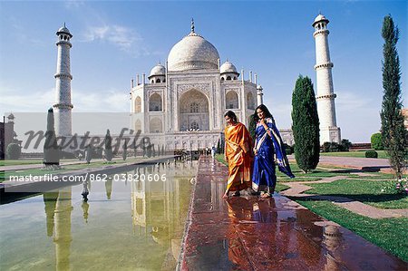 Visiteurs au Taj Mahal, Agra.The Taj Mahal a été construit par un musulman, empereur Shah Jahan en mémoire de sa chère épouse et Reine Mumtaz Mahal.It est une élégie en marbre ou certains disent une expression d'un rêve.