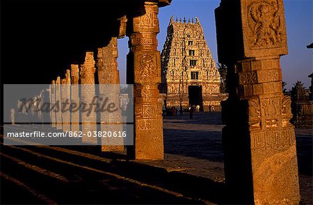 Gopura du Temple Chennakeshava à Belur.Belur dans le district de Hassan est célèbre pour son magnifique temple Hoysala Temple Complex.The Chennakeshava fut achevé en 1116 par Hoysala Vishnuvardhana pour commémorer sa victoire sur le Chola.