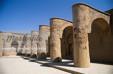 La mosquée de Tarik Khana, Damghan, Province de Semnan, Iran nord-est, construite vers 775. La mosquée Khana Tarik, est la plus ancienne Irans et rappelle les bâtiments de l'ère islamique de pré. Sa conception simple se compose d'une Cour presque carrée entourée d'arcades uniques sur trois côtés et, sur la Mecque face à côté, une salle de prière avec des colonnades triples.