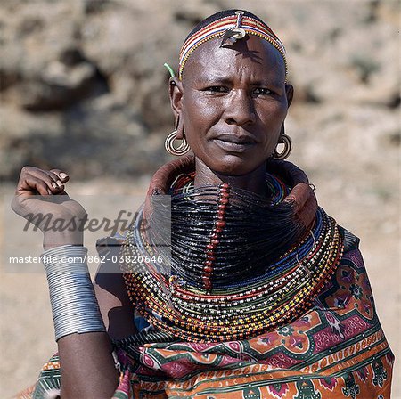 Une femme de Samburu portant un collier de mporro, qui met en évidence son statut marié. Ces colliers ont été une fois faites de poils de queue de la girafe, mais aujourd'hui, les fibres des feuilles de palmier doum, Hyphaene coriacea, sont utilisés à la place.Les perles rouges après qui est nommé le collier sont perles de verre de plaie faites à Venise c.1850.