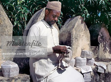 Ein Mann stickt Swahili Hüte, die mit den Muslimen auf Lamu Island und anderswo beliebt sind. Es dauert Stunden Geduld und viel Geschick machen einen wirklich feinen Hut.Liegt 150 Meilen stammt Lamu Stadt Norden nordöstlich von Mombasa, aus dem 15. Jahrhundert AD.