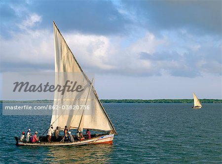 Bei Sonnenaufgang segelte Fischerboote vom geschützten, natürlichen Hafen von Kisingitini auf der Insel Pate für einen Tag Angeln.Diese traditionelle hölzerne Segelboote, Knollige Kapuzinerkresse, genannt finden Sie im gesamten des Lamu-Archipels. Kisingitini ist das Zentrum der Fischerei-Industrie mit wird Sie die Fishermens taxiert catch Krebse Inseln.