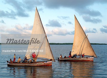 Kurz nach Sonnenaufgang jeden Tag legt die Fischereiflotte Segel vom geschützten, natürlichen Hafen von Kisingitini auf Island.The Pate finden Sie traditionelle hölzerne Segelboote, Knollige Kapuzinerkresse, genannt unter Fischerdörfer während des Lamu-Archipels. Kisingitini ist das Zentrum der Fischerei-Industrie mit wird Sie die Fishermens taxiert catch Krebse Inseln.