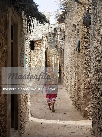 Une scène de rue typique dans un des quartiers plus pauvres de la Pate Village.All sont construits les bâtiments en pierre de corail chiffon avec des toits de makuti, qui sont un type de chaume faite de feuilles de cocotier.Pate a été créé par les Arabes d'Arabie au XIIIe siècle, ou peut-être même plus tôt.