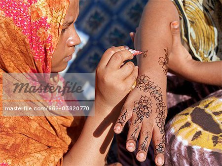 Lamu Frauen sind Experten in der komplizierten Hand und Körper-Designs, die mit Henna und andere Farbstoffe. Hier schmückt ein Praktiker mit zehn Jahren Erfahrung der Hände und Arme eines Clients mit aufwendigen Designs. Liegt 150 Meilen stammt Lamu Stadt Norden nordöstlich von Mombasa, aus dem 15. Jahrhundert AD.