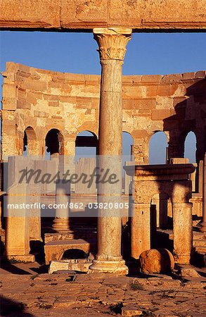 Les ruines du marché dans l'antique romain ville de Leptis Magna. Notez la façade décorée de navires sur les piliers bas à l'avant droite de l'image qui célèbrent les marins marchands de Leptis. Le marché se composait de deux salles octogonales. Tissus 1 salle contenue et l'autre était réservé pour les fruits et légumes.