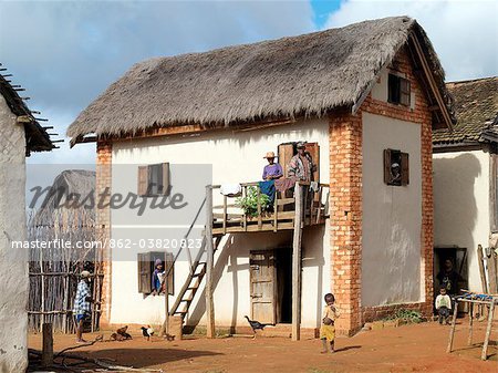 Une maison attrayante malgache du peuple Betsileo, qui vivent au sud-ouest de la capitale, Antananarivo.Most maisons construites par les Betsileo sont doubles étages avec une cuisine et d'habitation situé au premier étage.Bétail est souvent conservé au rez de chaussée d'une maison pendant la nuit.