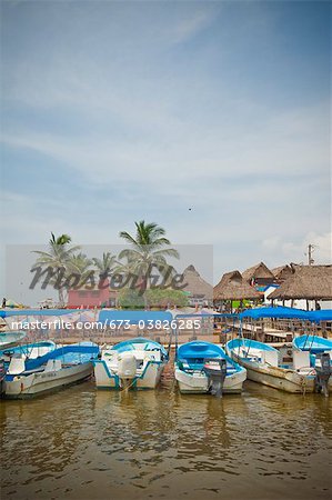 Boote verankert in Barra de Navidad, Jalisco, Mexiko