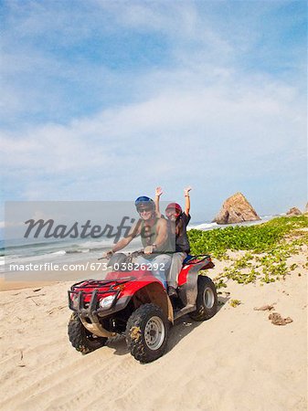 homme et girl riding dune buggy