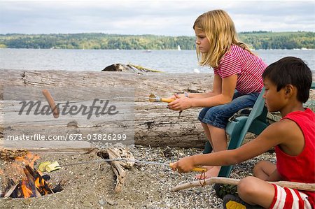 enfants hot dogs de torréfaction au feu de plage