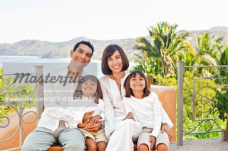 Portrait de parents avec deux filles