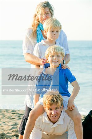 Portrait de famille sur la plage