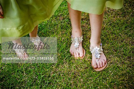 deux paires de pieds en sandales argent