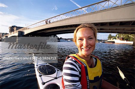 Femme souriante en kayak, Stockholm, Suède.