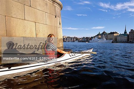 Femme canoë à Stockholm, en Suède.