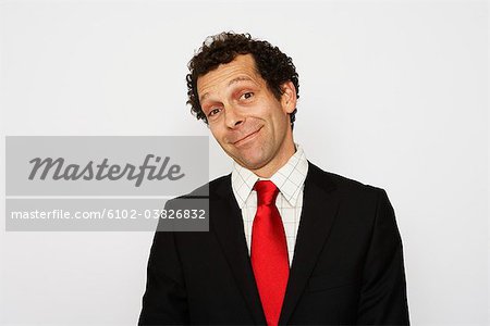 Portrait d'un homme d'âge mûr dans une chemise et une cravate.