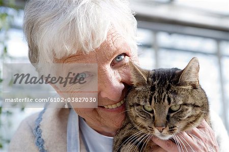 Une femme âgée scandinave et un chat, Suède.