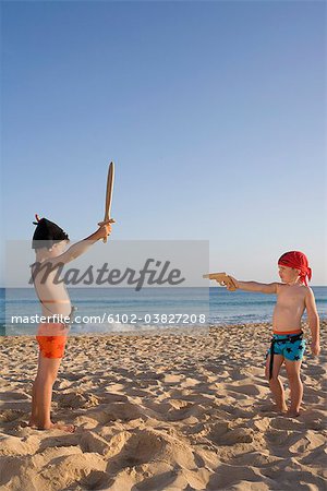 Kinder spielen am Strand.