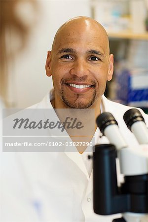 Un mâle chercheur dans un laboratoire, Suède.