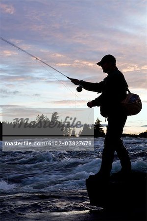 Un homme pêche, Suède.