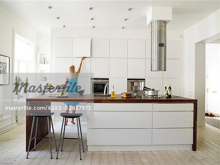 Eine Frau in einer weißen Küche, Schweden.