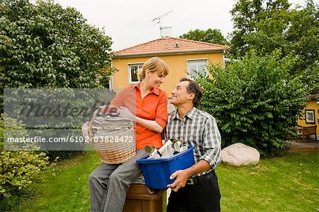 Un couple de recyclage de vieux journaux et canettes d'aluminium, Suède.