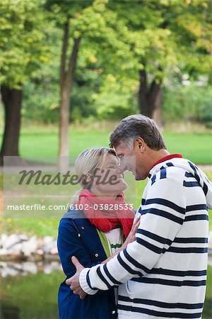 Un tendre couple se promener dans le parc, Suède.