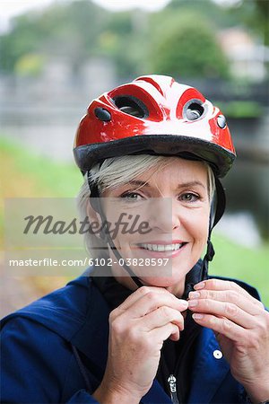 Cycliste féminine avec un casque de sécurité, Stockholm, Suède.