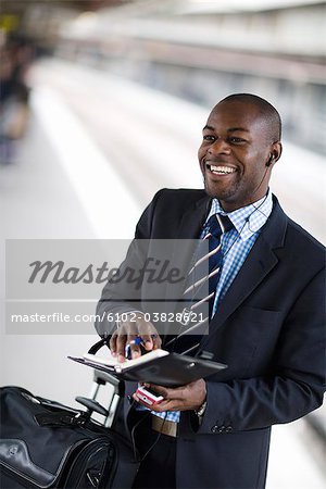 Un homme d'affaires avec un calendrier à une gare, Stockholm, Suède.