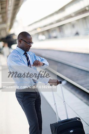 Un homme d'affaires avec un sac à la gare, Stockholm, Suède.