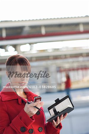 Eine Frau mit ihrem Handy, Schweden.