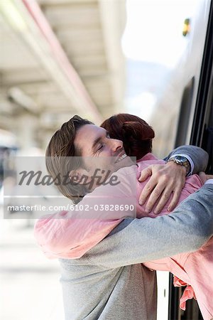 Un couple sur une station de train, Stockholm, Suède.
