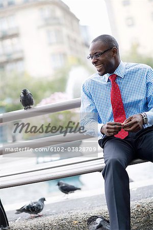 Un homme assis sur un banc, Stockholm, Suède.