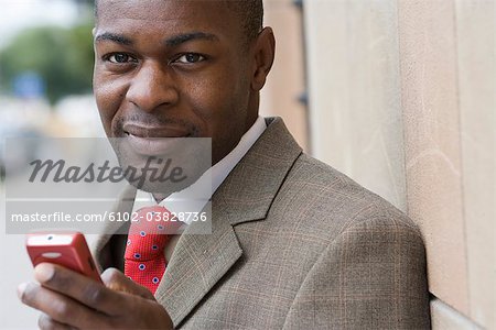 Un homme avec un téléphone mobile, Suède.