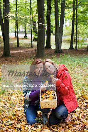 Mutter und Tochter, die Kommissionierung Pilze, Schweden.