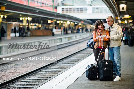 Ein Mann und eine Frau auf einer Plattform an einem Bahnhof, Schweden.