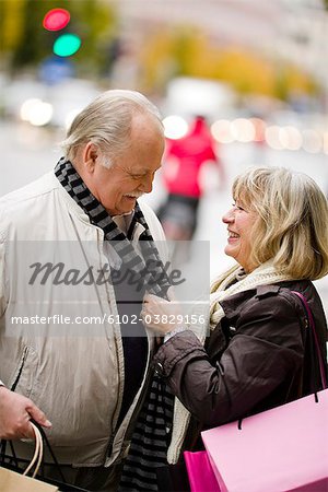 Un couple senior souriant, Stockholm, Suède.