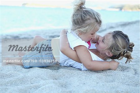 Sœurs couché sur la plage