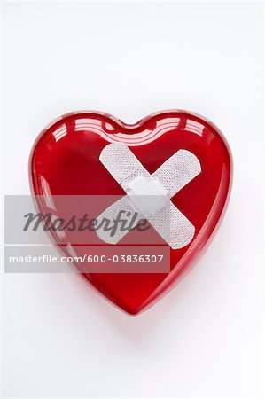 Coeur rouge avec des pansements