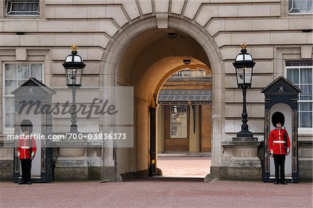 Garde De La Reine A Buckingham Palace Londres Angleterre Photographie De Stock Masterfile Rights Managed Artiste Jean Christophe Riou Code 700