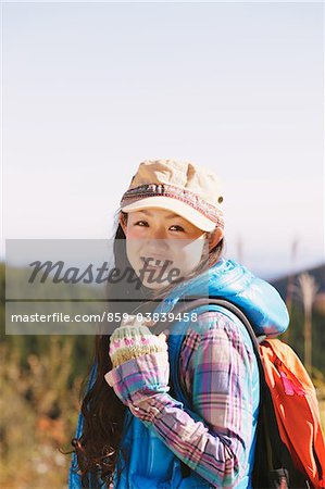 Junge Frau posiert beim Wandern