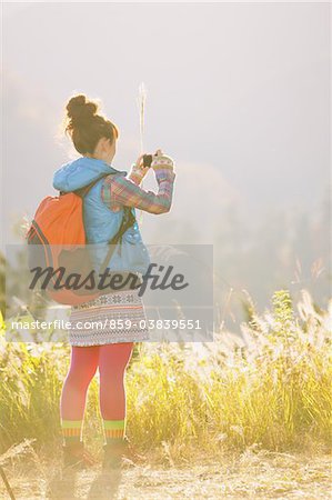 Junge Frau Fotografieren des Natur-Szene