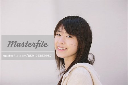 Vue latérale d'une jeune fille japonaise face à la caméra