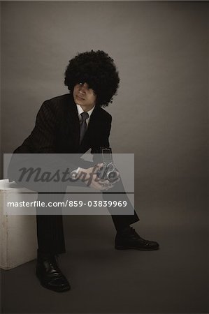 Portrait d'un jeune homme Multiracial posant dans un Studio