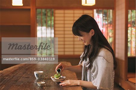 Jeune femme adulte dans le café de style japonais