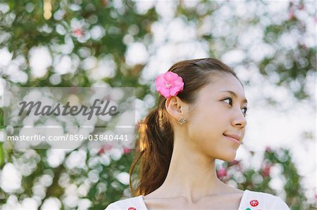 Portrait d'une belle jeune femme japonaise portant des fleurs