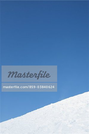 Couverte de neige paysage et ciel bleu