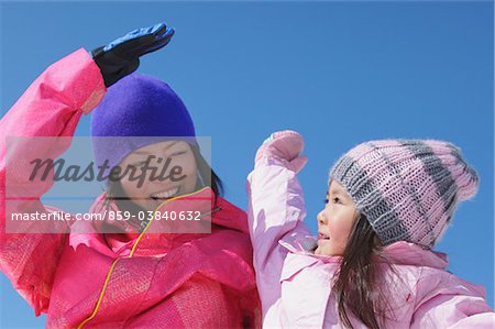 Mère et fille profiter en plein air