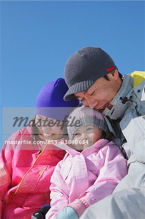 Portrait de famille japonaise portant des vêtements d'hiver